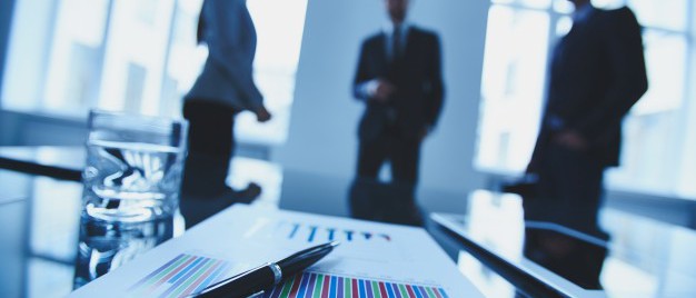 primer-plano-de-un-informe-en-una-reunion_1098-515